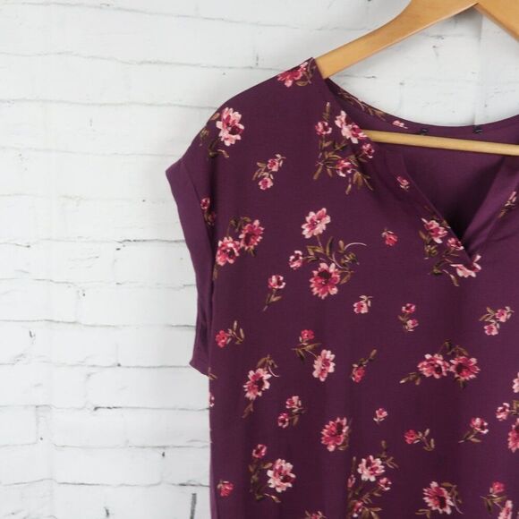 BURGUNDY FLORAL SLEEVELESS V NECK TOP SIZE LARGE - Picture 3 of 4